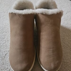 Olukai Malua Hulu Cozy Tan Shearling-Lined Women's Shoes.